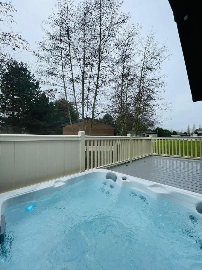 Happy Days Lodge With Hot Tub York Dış mekan fotoğraf