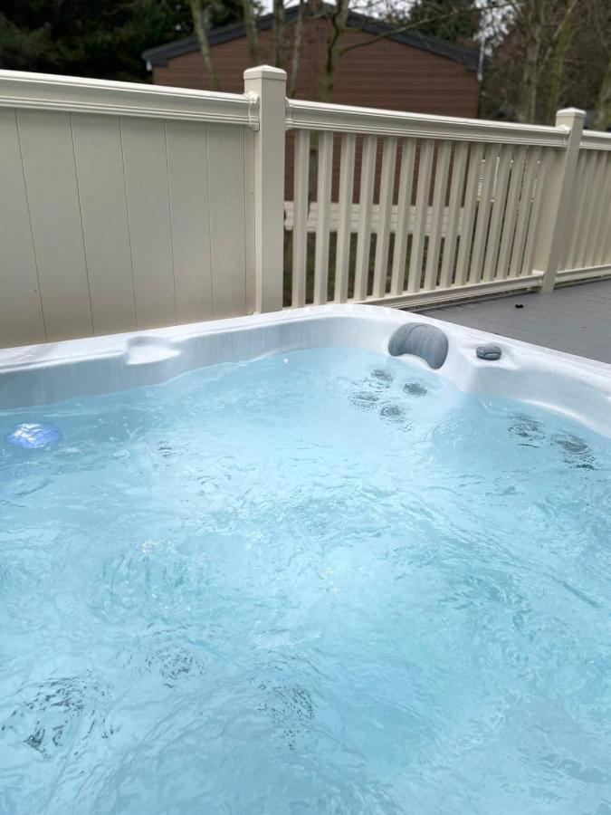 Happy Days Lodge With Hot Tub York Dış mekan fotoğraf